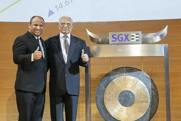 BERSAMA BAPA TERCINTA: Encik Ismail (kiri) bersama bapanya, Haji Abdul Gafoore s/O Mohamed Kassim, yang turut sama mengetuk gong di SGX bagi menandakan penyenaraian saham PropNex di bursa saham. - Foto fail