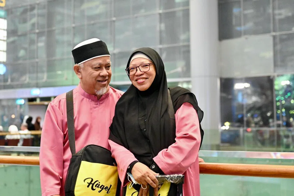 Pasangan suami isteri, Encik Mohamed Din Arsad (kiri) dan Cik Norlizah Osman ketika di Lapangan Terbang Changi sebelum berangkat ke Madinah pada awal pagi 14 Mei.