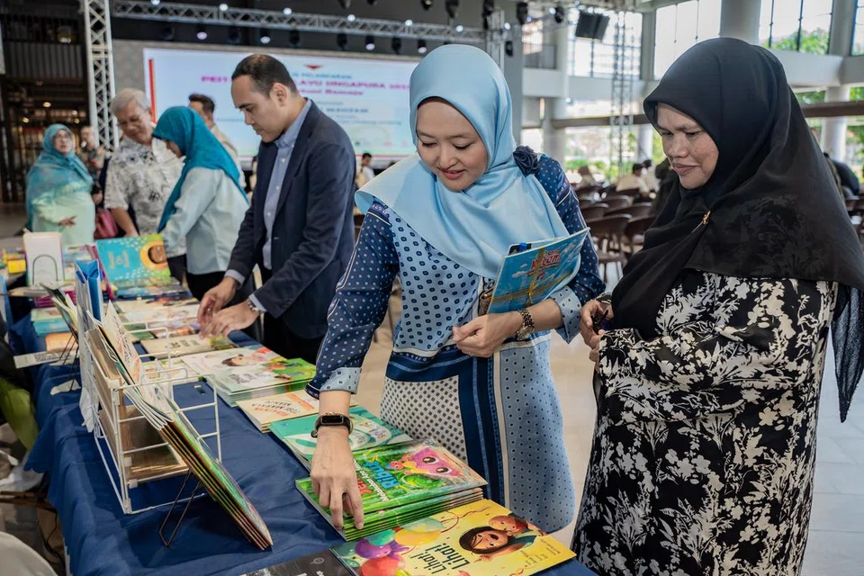 PESTA BUKU: Cik Rahayu Mahzam (tengah), tetamu terhormat bagi acara pelancaran Pesta Buku Melayu Singapura yang diadakan di Wisma Geylang Serai.