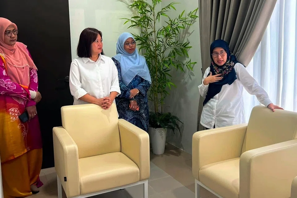 Pengerusi Jawatankuasa Pembangunan Wanita, Keluarga dan Masyarakat Johor, Cik Hasrunizah Hassan (kanan), melawat ruang kaunseling Rumah Pesona Johor. Hadir sama, Timbalan Pengerusi Jawatankuasa Pembangunan Wanita, Keluarga dan Masyarakat Johor, Chan San San (dua dari kiri).