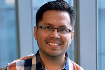 LALUAN PANJANG TAPI BERMAKNA: Encik Mohamad Fahamy Koenitz Iskandar gagal diterima ke Program Perubatan Siswazah Duke-NUS selepas empat kali bermohon tetapi atas saranan temannya kini menjalani kursus perubatan melalui program kembar Universiti Perubatan Antarabangsa (IMU)-Universiti Queensland Australia. - Foto KHALID BABA