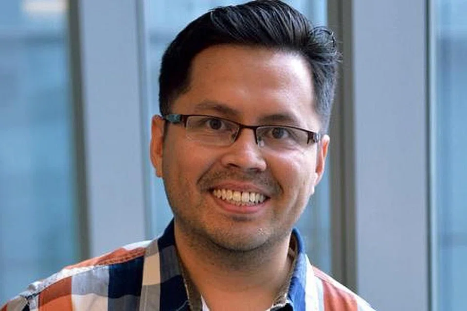 LALUAN PANJANG TAPI BERMAKNA: Encik Mohamad Fahamy Koenitz Iskandar gagal diterima ke Program Perubatan Siswazah Duke-NUS selepas empat kali bermohon tetapi atas saranan temannya kini menjalani kursus perubatan melalui program kembar Universiti Perubatan Antarabangsa (IMU)-Universiti Queensland Australia. - Foto KHALID BABA