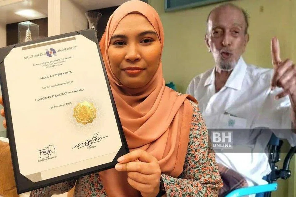 ANUGERAH BUAT MAT SENTOL: Pelawak veteran Mat Sentol (kanan) disampaikan dengan Anugerah Kehormat Permata Dunia sempena Majlis Konvokesyen Universiti Multimedia (MMU). Cucunya, Cik Ain Akashah Rosarif, yang pernah  berlakon dalam iklan, antaranya Tora dan Dendang Datang Lagi bersama datuknya itu mewakili beliau dalam menerima anugerah berkenaan.