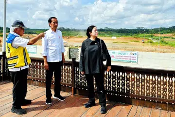 LIHAT PEMBINAAN EMPANGAN: Encik Jokowi (tengah) melawat satu tapak empangan di Kalimantan Timur dan menyatakan pembinaan empangan itu menunjukkan pembangunan prasarana asas ibu kota baru, Nusantara, telah bermula. - Foto REUTERS
