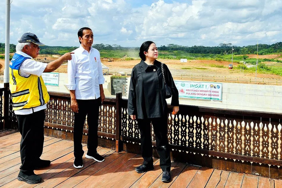LIHAT PEMBINAAN EMPANGAN: Encik Jokowi (tengah) melawat satu tapak empangan di Kalimantan Timur dan menyatakan pembinaan empangan itu menunjukkan pembangunan prasarana asas ibu kota baru, Nusantara, telah bermula. - Foto REUTERS