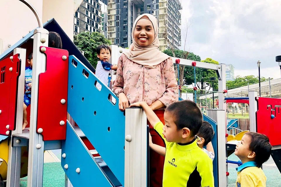 FAHAMI MASALAH KANAK-KANAK: Pemenang Anugerah Pendidik/Pengasuh Peringkat Awal Kanak-Kanak Berpotensi 2018 Agensi Pembangunan Awal Kanak-Kanak (ECDA), Cik Nur Erdina Rahmat, memilih kerjaya guru prasekolah bagi membantu anak-anak dengan masalah pembelajaran dan keyakinan diri. - Foto BH oleh HARYANI ISMAIL