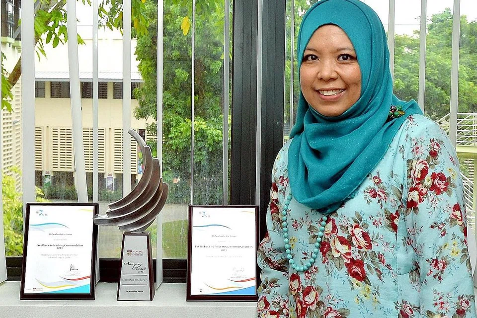 GURU KEPADA GURU: Dr Norhaida Aman mempunyai pengalaman selama 16 tahun mendidik guru pelatih dan guru semasa dan berharap mereka dapat terus membimbing generasi akan datang mencapai yang terbaik. - Foto KHALID BABA