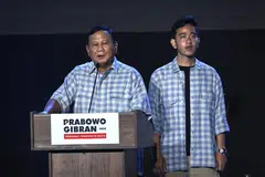 Calon Presiden yang juga Menteri Pertahanan Indonesia, Encik Prabowo Subianto (kiri) dan calon Naib Presiden yang juga anak Presiden Joko ‘Jokowi’ Widodo, Encik Gibran Rakabuming Raka (kanan), berucap di hadapan penyokong di Jakarta. 