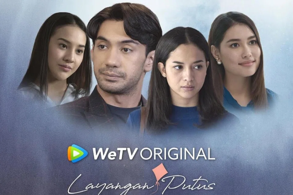 Drama 10 episod Indonesia, ‘Layangan Putus’ yang dikenali sebagai ‘siri terhad’ mula disiarkan pada 2021 di wadah penstriman WeTV dan dapat ditonton di 25 negara. 