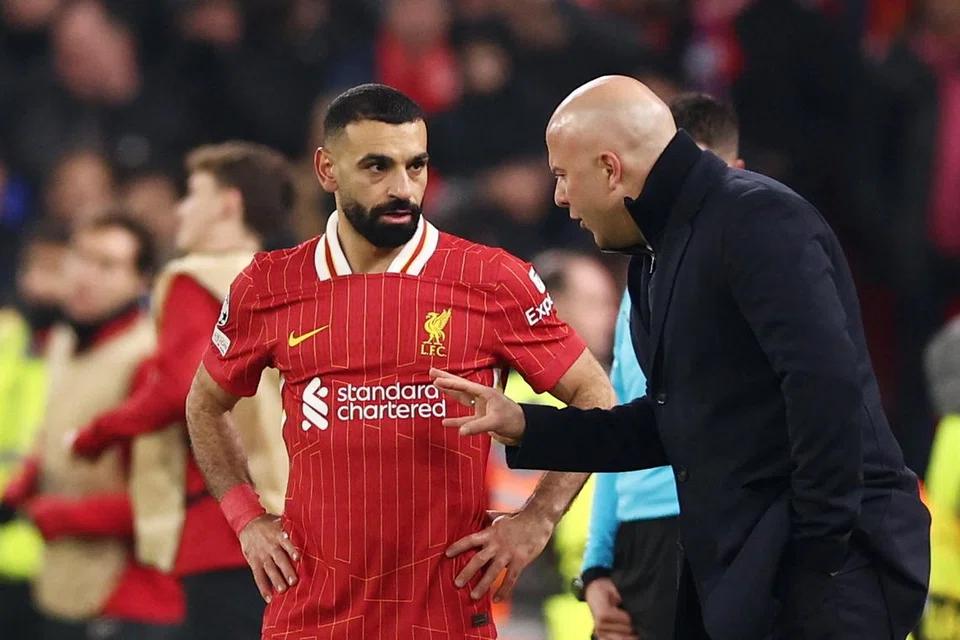 Pengurus Liverpool, Arne Slot (kanan) memberi arahan kepada Mo Salah semasa perlawanan antara Liverpool menentang LOSC Lille.