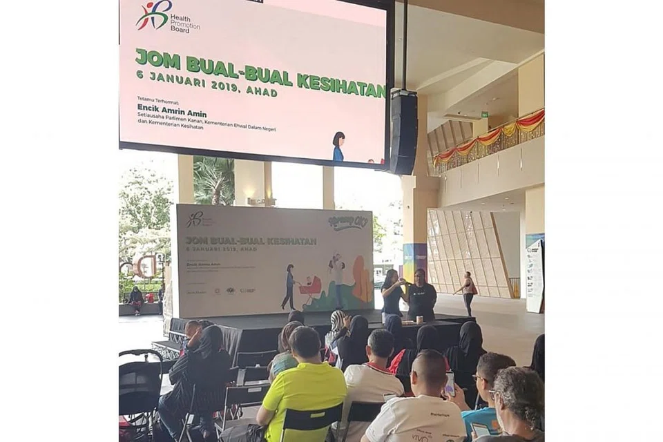 TIP DAN PANDUAN: Pakar pemakanan mengongsi tip dan panduan antaranya mengenai tabiat pemakanan sihat yang dapat diterapkan dalam kanak-kanak yang sedang membesar di Heartbeat@Bedok kelmarin. - Foto HPB 