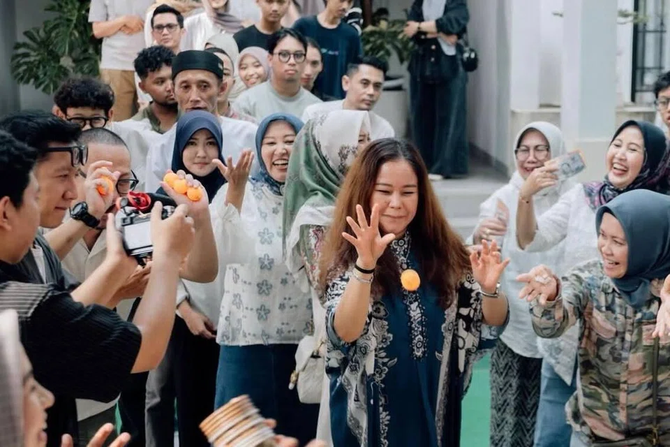 Acara ‘rumah terbuka’ Rossa turut diserikan dengan pelbagai permainan yang mengeratkan lagi hubungan silaturahim antara keluarga.