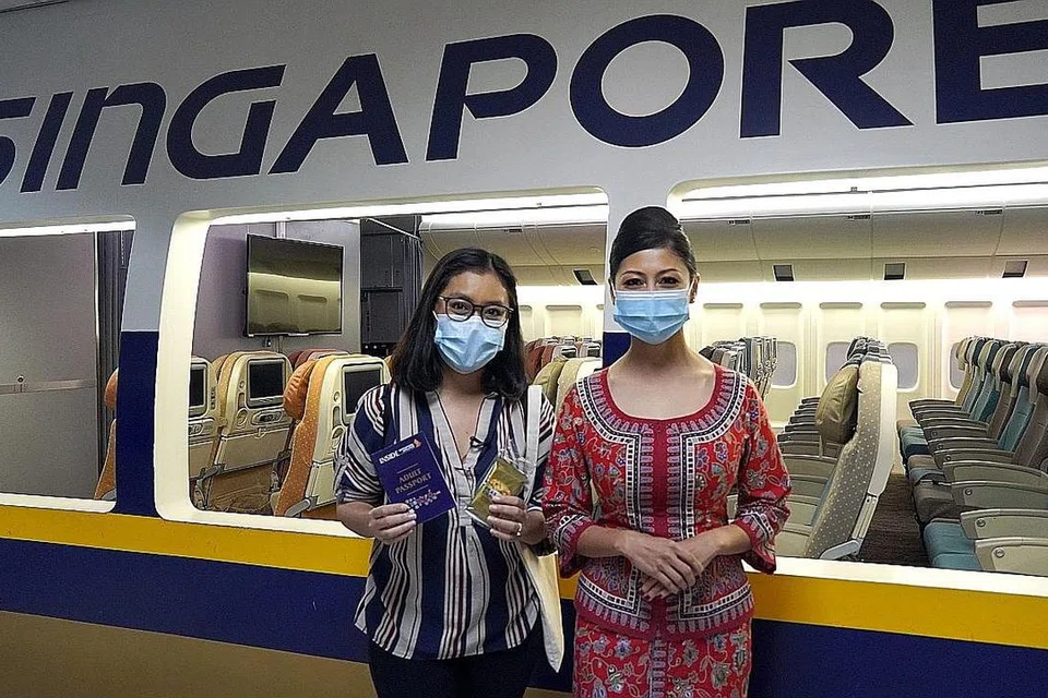 PENGALAMAN MENARIK: Wartawan Irma Kamarudin (kiri) diberi peluang menyertai Inside Singapore Airlines - satu pengalaman yang membawa pengunjung pergi ke belakang tabir untuk melihat latihan dan tugas yang dilakukan juruterbang dan kru kabin syarikat penerbangan itu menerusi lawatan berpandu dan kegiatan di Pusat Latihan SIA. - Foto BH oleh ZULAIQAH ABDUL RAHIM