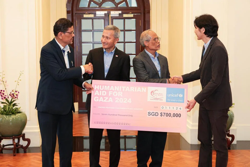 Cek bernilai $700,000 diserahkan kepada Pakar Rakan Kongsi, Tabung Bantuan Darurat Kanak-Kanak Pertubuhan Bangsa-Bangsa Bersatu (Unicef), Encik Kenneth Wong (kanan), dalam satu majlis di pejabat Kementerian Ehwal Luar (MFA) pada 1 November. Cek itu diberikan oleh (dari kiri) Ketua Pegawai Eksekutif (CEO), Yayasan Rahmatan Lil Alamin (RLAF), Encik Adnan Abdul Hamid, sambil disaksikan Menteri Ehwal Luar, Dr Vivian Balakrishnan dan Menteri Pembangunan Sosial dan Keluarga, Encik Masagos Zulkifli Masagos Mohamad.