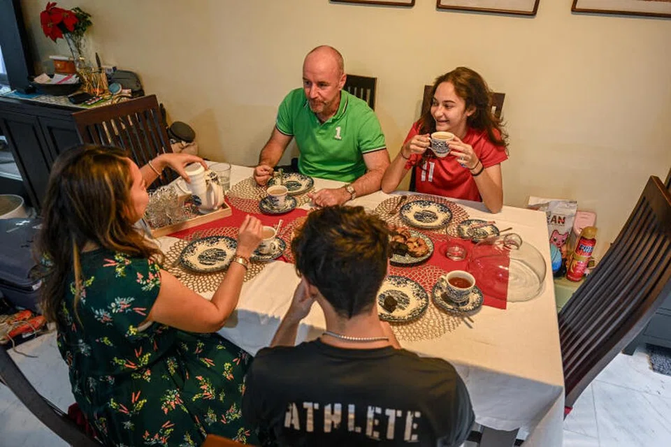 LUANG MASA BERSAMA KELUARGA: Kyra bersama bapanya, Encik Lee Taylor; ibunya, Cik Rini Taylor; dan abangnya, Ryan Taylor, menikmati jamuan tea di rumah mereka. Penerima Biasiswa Luar Negara Unleash The Roar! ini akan merindui kucing kesayangannya, Pepper (kiri), apabila dia ke Amerika. 