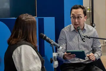 SESI PODCAST: Encik Abdul Halim (kanan) bersama hos iaitu wartawan BH, Atiyyah Mohamed Said, sewaktu sesi podcast mengenai topik 'Bagaimana kembangkan duit anda? yang diadakan secara langsung dari gerai Berita Harian, Bhazar di Anjung@Wisma Geylang Serai pada 31 Mac lalu.