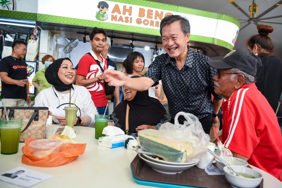 TEMU RAMAH: Mantan Ketua Pegawai Eksekutif NTUC Income Encik Tan Kin Lian kelihatan bertemu penduduk ketika mengadakan lawatan di pusat penjaja Kampung Admiralty pagi Sabtu.