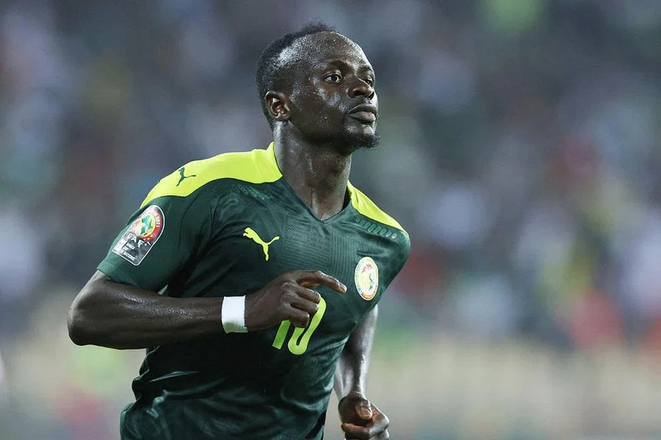 PERTEMBUNGAN BINTANG LIVERPOOL: Perlawanan final bakal menampilkan pertembungan Mohamed Salah dengan rakan sepasukan Liverpool, Sadio Mane (atas), di mana Mesir memburu gelaran kelapan untuk melebarkan rekod kejuaraan Afrika mereka manakala Senegal masih memburu mahkota sulungnya. - Foto REUTERS/AFP