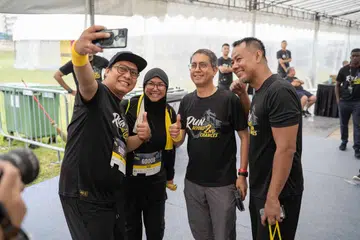 Menteri Negara (Ehwal Dalam Negeri merangkap Pembangunan Negara), Profesor Madya Dr Muhammad Faishal Ibrahim (dua dari kanan), berinteraksi dengan peserta di acara, Larian Reben Kuning.