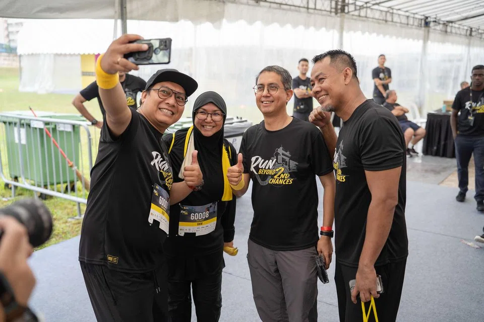 Menteri Negara (Ehwal Dalam Negeri merangkap Pembangunan Negara), Profesor Madya Dr Muhammad Faishal Ibrahim (dua dari kanan), berinteraksi dengan peserta di acara, Larian Reben Kuning.