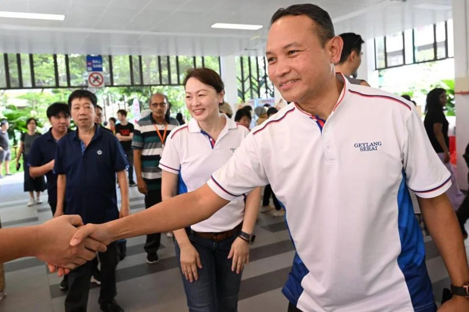 Mayor Majlis Pembangunan Masyarakat (CDC) South East, Encik Mohd Fahmi Aliman (kanan), yang juga Anggota Parlimen (AP) GRC Marine Parade, serta wajah baru Parti Tindakan Rakyat (PAP), Cik Diana Pang, beramah mesra dengan penduduk di sebuah karnival anjuran Rangkaian Penduduk (RN) Eunos pada 12 April.