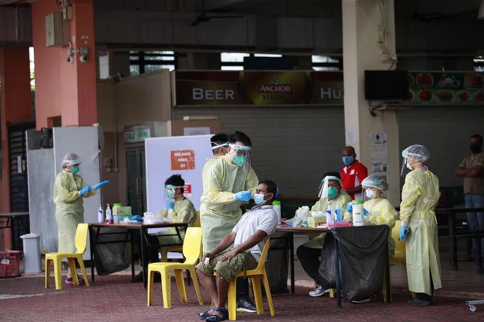 LANGKAH BERJAGA-JAGA: Ujian swab rutin dikendalikan di dormitori pekerja asing bagi mengesan awal jangkitan Covid-19 termasuk dalam kes yang tidak menampakkan sebarang tanda penyakit. - Foto EPA