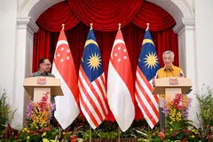 HUBUNGAN BAIK: Perdana Menteri Malaysia, Datuk Seri Anwar Ibrahim (kiri), dan Perdana Menteri Singapura, Encik Lee Hsien Loong, memberikan ucapan semasa sidang media di Istana susuli mesyuarat Rahat Pemimpin Singapura-Malaysia ke-10 pada Isnin.