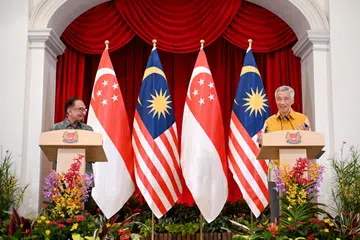 HUBUNGAN BAIK: Perdana Menteri Malaysia, Datuk Seri Anwar Ibrahim (kiri), dan Perdana Menteri Singapura, Encik Lee Hsien Loong, memberikan ucapan semasa sidang media di Istana susuli mesyuarat Rahat Pemimpin Singapura-Malaysia ke-10 pada Isnin.