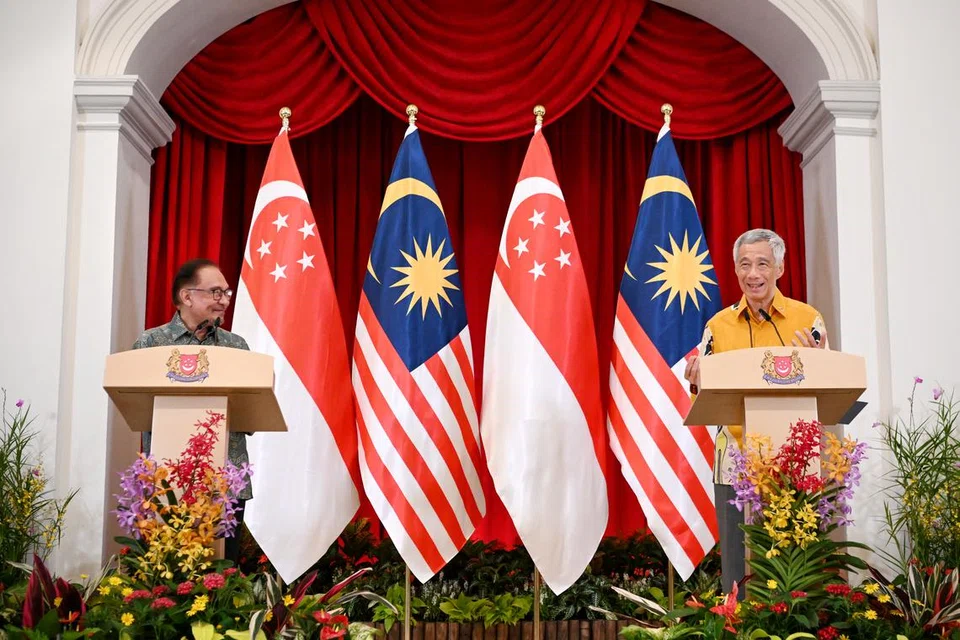 HUBUNGAN BAIK: Perdana Menteri Malaysia, Datuk Seri Anwar Ibrahim (kiri), dan Perdana Menteri Singapura, Encik Lee Hsien Loong, memberikan ucapan semasa sidang media di Istana susuli mesyuarat Rahat Pemimpin Singapura-Malaysia ke-10 pada Isnin.