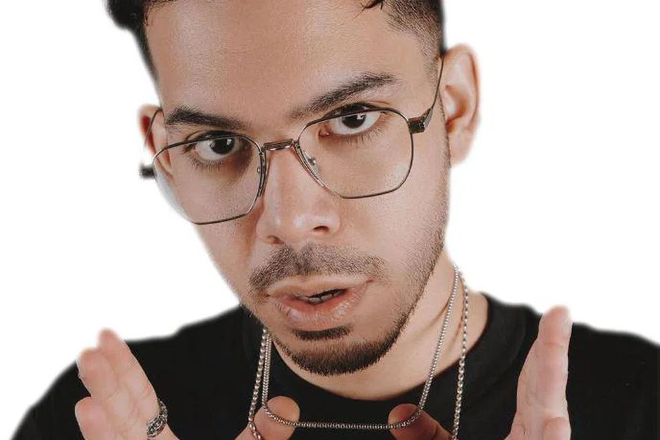 SATUKAN DUA CINTA: ‘Rapper’ Omar Amir, yang dikenali dengan nama pentas, omarKENOBI, seronok dapat jadi deejay ‘hip-hop’ stesen radio Indiego di samping berkarya dalam program nasional seperti ‘Let’s Celebrate 2024’.