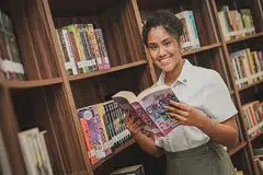 SERBA BOLEH: Maya Raisha mampu mengimbangi masa untuk pelajaran, bermain muzik dan belajar bahasa ketiga. - Foto BH oleh NUR DIYANA TAHA