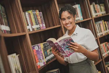 SERBA BOLEH: Maya Raisha mampu mengimbangi masa untuk pelajaran, bermain muzik dan belajar bahasa ketiga. - Foto BH oleh NUR DIYANA TAHA