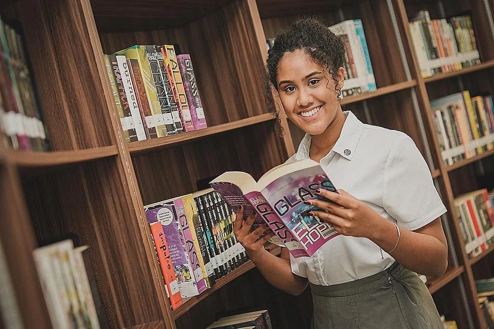 SERBA BOLEH: Maya Raisha mampu mengimbangi masa untuk pelajaran, bermain muzik dan belajar bahasa ketiga. - Foto BH oleh NUR DIYANA TAHA