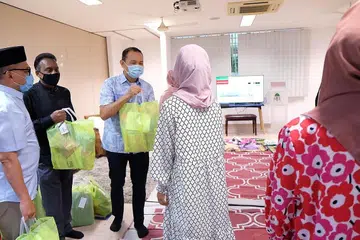 BERI HABUAN: Encik Fahmi Aliman (tiga dari kiri) menghulurkan beg habuan kepada anak-anak yatim Darul Ihsan sebelum berbuka puasa dengan mereka kelmarin. Bersama beliau ialah (dari kiri), Timbalan Pengurus Besar BigFoot Logistics, Encik Farid Aliman, dan CEO Kumpulan/Pengarah, bagi Kumpulan Syarikat BigFoot, Encik Sanny Abdullah, yang merupakan antara penaja acara tersebut. - Foto BM oleh KHALID BABA