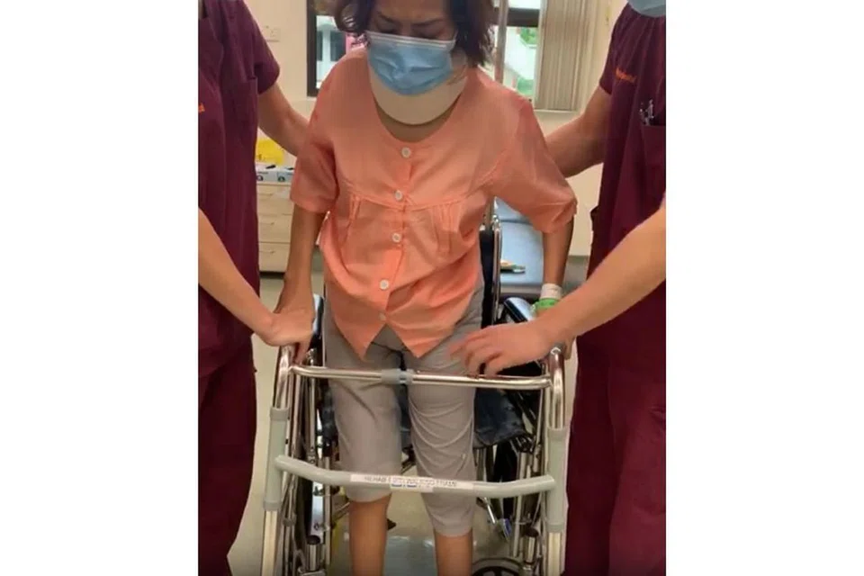 RAWATAN FISIOTERAPI: Rosalina berkongsi gambar sesi beliau menjalani fisioterapi di hospital agar boleh berjalan semula. - Foto ihsan ROSALINA MUSA