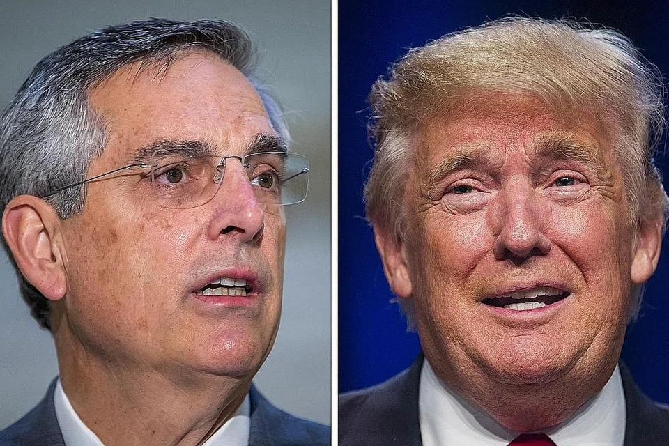 KENAKAN TEKANAN: Presiden Donald Trump (kanan) mengenakan tekanan ke atas Encik Brad Raffensperger agar "mencari" undi yang diperlukannya untuk menterbalikkan keputusan pilihan raya di negeri Georgia yang berpihak kepada Encik Joe Biden - Foto EPA-EFE