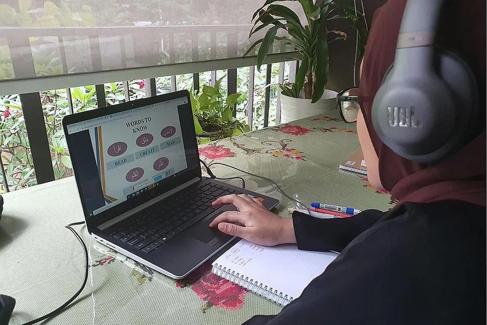 BANYAK ALAT PEMBELAJARAN DALAM TALIAN: Banyak alat pembelajaran dalam talian yang diperkenalkan semasa HBL boleh dilanjutkan apabila kelas fizikal dimulakan semula kelak "kerana boleh membuat pembelajaran lebih berkesan." - Foto MUIS