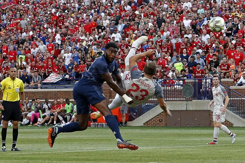 DAPAT PERHATIAN: Xheridan Shaqiri (jersi nombor 23) menjaringkan gol menarik semasa Liverpool tundukkan Manchester United baru-baru ini. Beliau merupakan antara pemain yang pasti diberi perhatian dalam musim baru kali ini. - Foto AFP