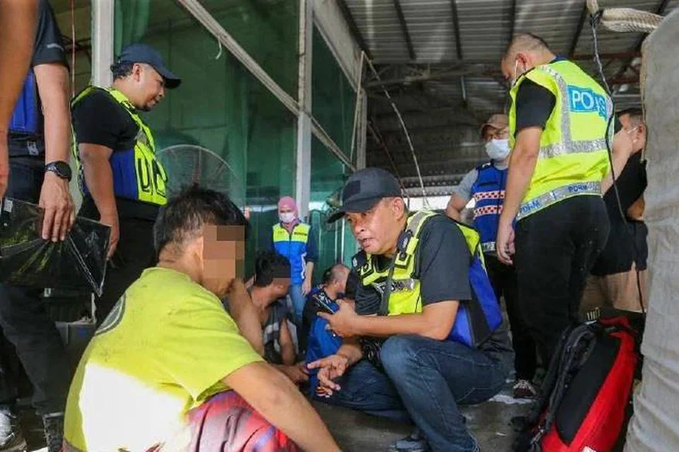 SOAL SIASAT: Sebahagian pekerja warga asing yang ditahan dalam operasi Pintas Bersepadu (TIP) oleh Bahagian D3 Antipemerdagangan Manusia dan Antipenyeludupan Migran (Atipsom), Bukit Aman di Rawang, Selangor, pada 14 Disember.