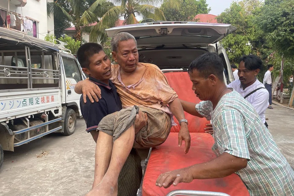 Seorang mangsa yang cedera dibawa ke atas pengusung ketika pasukan penyelamat mencari mangsa terselamat di bangunan perumahan kakitangan kerajaan yang rosak akibat gempa bumi di Naypyidaw, Myanmar, pada 28 Mac 2025. Myanmar telah mengisytiharkan darurat dan merayu bantuan antarabangsa selepas gempa bumi bermagnitud 7.7 melanda negara itu, dengan gegaran turut dirasai di negara-negara jiran