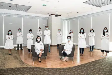 HASIL USAHA SAMA: Pasukan DSO National Laboratories (kiri) and A*Star (kanan) yang terlibat dalam membangunkan kit ujian Covid-19 Resolute, yang dapat mengeluarkan hasil ujian dalam masa kira-kira satu setengah jam. - Foto DSO NATIONAL LABORATORIES