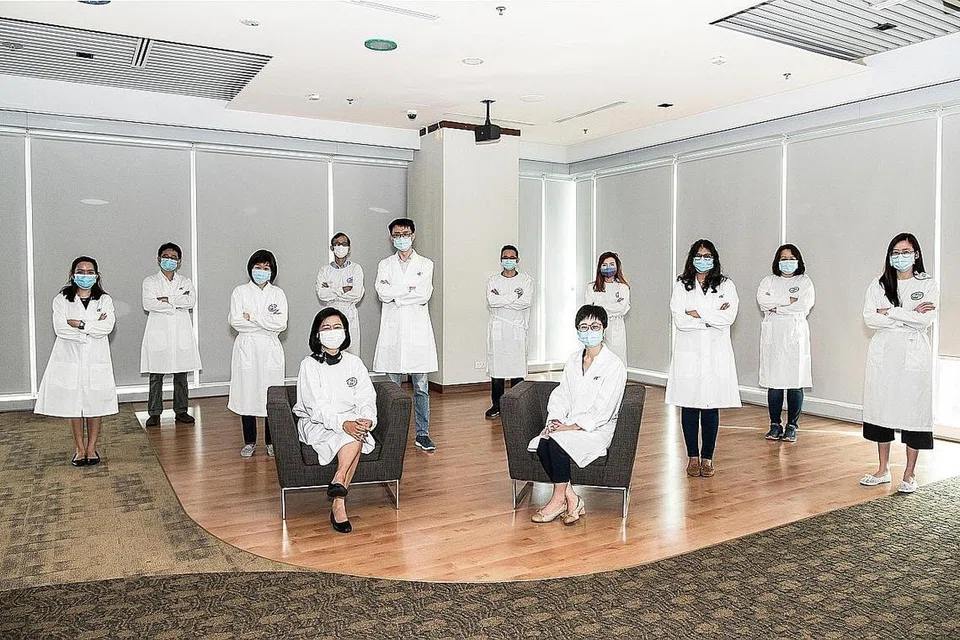 HASIL USAHA SAMA: Pasukan DSO National Laboratories (kiri) and A*Star (kanan) yang terlibat dalam membangunkan kit ujian Covid-19 Resolute, yang dapat mengeluarkan hasil ujian dalam masa kira-kira satu setengah jam. - Foto DSO NATIONAL LABORATORIES