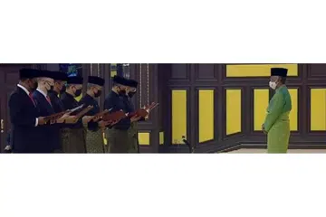 PELANTIKAN RASMI: (Dari kanan) Datuk Seri Azmin Ali bersama Datuk Seri Hishamuddin Hussein, Datuk Seri Tengku Zafrul Tengku Aziz, Datuk Fadillah Yusof, Datuk Dr Mohd Radzi Md. Jidin, Datuk Seri Dr. Wee Ka Siong dan Datuk Seri M. Saravanan pada Istiadat Pengurniaan Surat Cara Pelantikan dan Istiadat Mengangkat Sumpah Jawatan dan Setia serta Sumpah Rahsia di hadapan Yang di-Pertuan Agong Al-Sultan Abdullah Ri'ayatuddin Al-Mustafa Billah Shah di Istana Negara. - Foto BHM