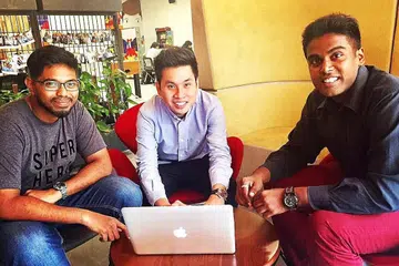 HARUNGI CABARAN: Perusahaan beli-dahulu-dan-bayar-kemudian tempatan, Rely yang dimiliki (dari kiri) Encik Prakash Raja, Encik Hizam Ismail, dan Encik Mohamed Abbas, kian berkembang. Semasa pandemik ramai pengguna beralih kepada model pembayaran tersebut untuk membiayai perbelanjaan mereka di peruncit dalam talian. - Foto RELY.