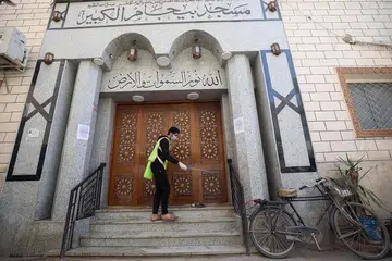KORONAVIRUS DI KAHIRAH: Seorang pekerja menyembur bahan basmi kuman di luar masjid di Kahirah pada 3 April. Pihak berkuasa Mesir telah melaksanakan sekatan masa, dengan semua pengangkutan awam digantung selama dua minggu bermula 25 Mac 2020 untuk membendung penularan Covid-19. 