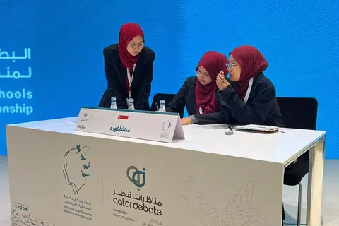 PUSINGAN AKHIR: Pasukan Singapura kelihatan membuat persiapan dalam salah satu pusingan akhir pertandingan pidato di Qatar.