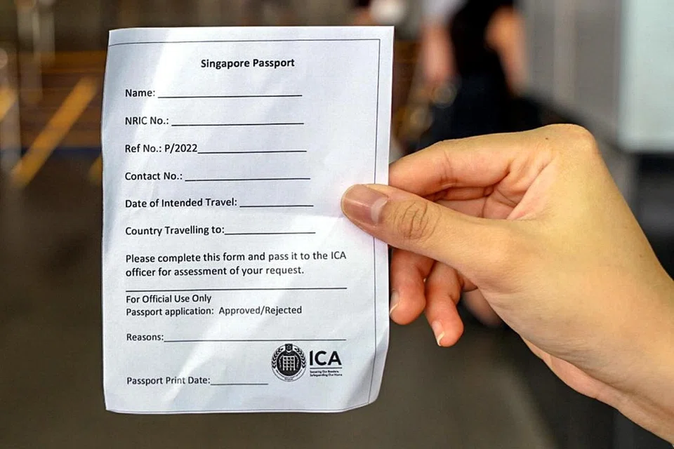 BUAT RAYUAN: Mereka yang ingin mempercepatkan permohonan pasport mereka perlu mengisi borang ini. - Foto BH oleh NUR DIYANA TAHA