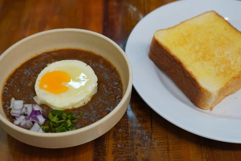 PEMBUKA SELERA: Kacang pool (biasa) dan daging kambing bersama roti bakar adalah hidangan ‘wajib cuba’ di Restoran Kacang Pool Haji.