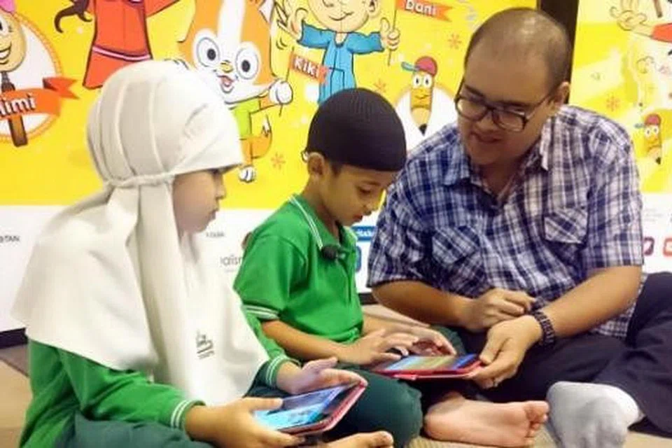 APLIKASI MUDAH ALIH: Encik Mustafa Rafiuddin Sulaiman (kanan) menunjukkan prototaip aplikasi mudah alih Cilik Cerdik yang akan dilancar tidak lama lagi. - Foto HAKIM YUSOF