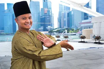 TANGGUNGJAWAB BESAR: Dr Noramin Farid menganggap peranan sebagai Duta Bahasa sebagai satu tanggungjawab besar dan berkata beliau tidak akan memandang remeh peranannya itu serta berharap dapat menyumbang kembali kepada masyarakat. - Foto fail